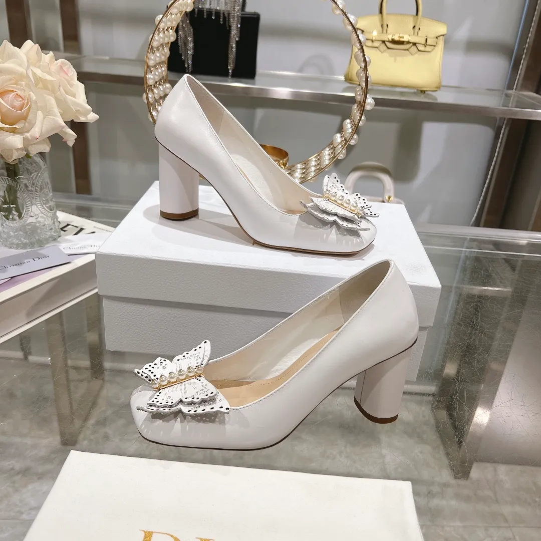 👟👟Ex-factory price 560👟👟 2024 early spring new style ◼️Dior ◼️Dior spring and summer latest fashion show haute couture series sandals Bow Mary Jane ——— Ldylle retro Roman style doll women's sandals CD pearl five metal buckle bow low-heeled women's single shoes Original development top high-end version Material: imported cow patent leather upper + water-dyed sheepskin lining + original molded pearl buckle + Italian genuine leather outsole Size: 34-40 (34.40. Customization is non-refundable and non-exchangeable) Heel height: 4.5cm 8.5cm